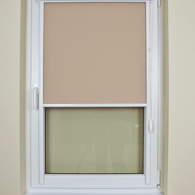 ROLETA W KASECIE UNI KOLEKCJA MATERIAŁÓW LUX - szer.130,1-140 cm dł. 130 cm